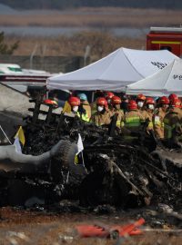 Letadlo v Jižní Koreji po nárazu do zdi explodovalo. Na místě zasahovaly všechny záchranářské složky