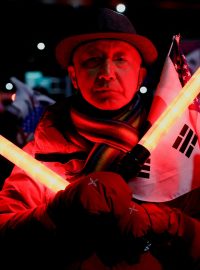 Protest před prezidentskou rezidencí v Soulu. Lidé demonstrovali proti tomu, aby soud schválil zatykač na sesazeného prezidenta. To se ale později stalo (fotografie z 31. prosince 2024)