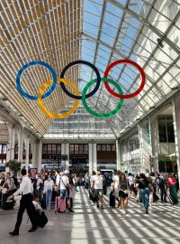 Olympijské kruhy na pařížském nádraží Gare de Lyon