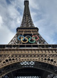 Olympijské kruhy na Eiffelově věži