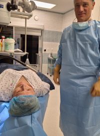 Přednosta Oftalmologicke kliniky Fakultní nemocnice na Královských Vinohradech Pavel Studený s pacientkou