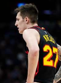 Vít Krejčí z Atlanty Hawks v diskuzi s rozhodčím v zápase NBA proti Denveru Nuggets