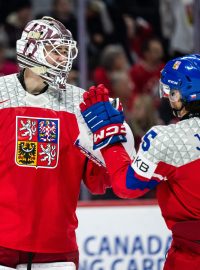 Brankář Micheal Hrabal a útočník David Jiříček slaví gól českých juniorů proti Kanadě na 4:3