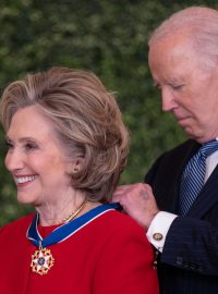 Americký prezident Joe Biden ocenil medailí svobody i bývalou ministryni zahraničí Spojených států Hillary Clintonovou