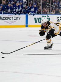 David Pastrňák v duelu NHL proti Torontu dvakrát skóroval, ale porážku Bruins 4:6 neodvrátil