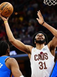 Centr Clevelandu Cavaliers Jarrett Allen (31) v souboji s centrem Oklahomy City Thunder Isaiahem Hartensteinem (55)