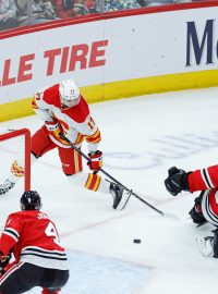 Mrázek v Calgary dostal pět branek a neodvrátil v NHL prohru Chicaga