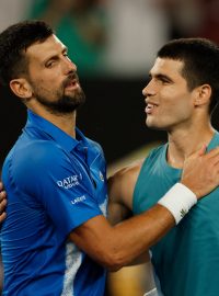 Srbský tenista Novak Djoković postoupil po výhře nad Španělem Carlosem Alcarazem 4:6, 6:4, 6:3, 6:4 do semifinále Australian Open