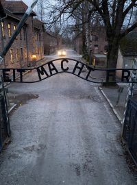 Pohled z dronu na bránu &quot;Arbeit macht frei&quot; (Práce osvobozuje) na místě bývalého nacistického koncentračního a vyhlazovacího tábora Osvětim