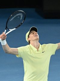 Italský tenista Jannik Sinner obhájil titul ve dvouhře na Australian Open. První hráč světa porazil ve finále v Melbourne světovou dvojku Alexandera Zvereva z Německa 6:3, 7:6, 6:3