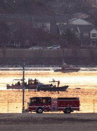 Záchranáři pracují na místě nehody po srážce vrtulníku Black Hawk a letu American Eagle 5342, který se blížil k Reaganovu národnímu letišti ve Washingtonu, USA, 30. ledna 2025