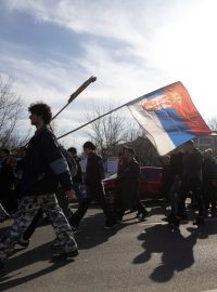 Srbští studenti na 80 kilometrů dlouhém protestním pochodu do Nového Sadu