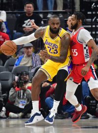 LeBron James z Los Angeles Lakers v souboji s Derrickem Jonesem Jr. z konkurenčních Clippers