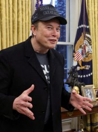 Elon Musk hovoří vedle amerického prezidenta Donalda Trumpa v Oválné pracovně Bílého domu (fotografie z 11. února 2025)