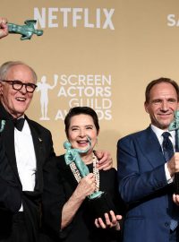 John Lithgow, Ralph Fiennes, Sergio Castellitto a Isabella Rosselliniová pózují s cenou za film Konkláve