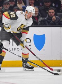 Centr Vegas Golden Knights Tomáš Hertl (48) s obráncem Los Angeles Kings Jordanu Spenceovi (21) během první třetiny v Crypto.com Areně