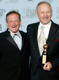 Gene Hackman (uprostřed) s Cenou Cecila B. DeMilla během předávání Zlatých glóbů v roce 2003. Kolem něj předávající herci Robin Williams (vlevo) a Michael Caine (vpravo)