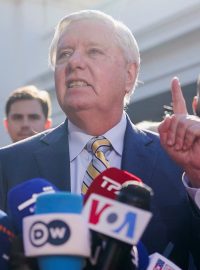 „Způsob, jakým Zelenskyj přistoupil k jednání s Trumpem, jak ho konfrontoval, bylo přehnané,“ řekl republikánský senátor Lindsey Graham před Bílým domem novinářům (28. února 2025)