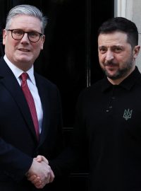 Britský premiér Keir Starmer se setkal s ukrajinským prezidentem Volodymyrem Zelenským na Downing Street v Londýně 1. března 2025, den před začátkem summitu o možnostech příměří pro Ukrajinu a evropské obraně