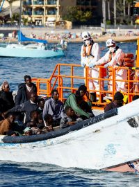 Člun s migranty na palubě v přístavu Arguineguin na ostrově Gran Canaria