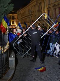 Střet příznivců krajně pravicového Calina Georgeska s policií