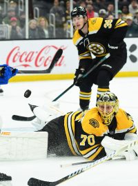 Golman Boston Bruins Joonas Korpisalo vychytal střelu Peytona Krebse z Buffalo Sabres v prodloužení (18. března 2025)