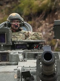 Britský princ William, princ z Walesu, se projíždí v tanku Challenger 2 při návštěvě výcvikového prostoru Merciánského pluku na vojenské základně Tapa v Estonsku, 21. března 2025