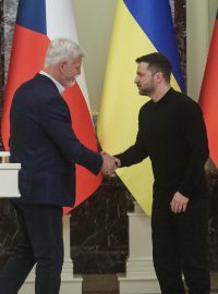 Český prezident Petr Pavel a ukrajinský prezident Volodymyr Zelenskyj si podávají ruce po společné tiskové konferenci uprostřed ruského útoku na Ukrajinu v Kyjevě 21. března 2025