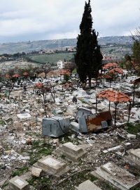 Pohled na hřbitov ve vesnici Khiam, který byl zničen během předchozích bojů mezi Hizballáhem a Izraelem