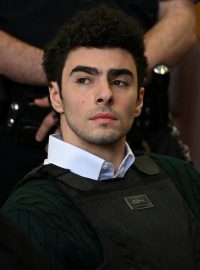 Luigi Mangione je obžalován federální porotou z vraždy šéfa pojišťovny Briana Thompsona. Hrozí mu trest smrti