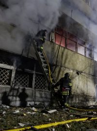 Požár domu po útoku dronů
