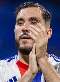Rayan Cherki už dres Lyonu neobléká. Francouzský klub ho prodal do Premier League. Ani to ale finanční problémy nevyřešilo.