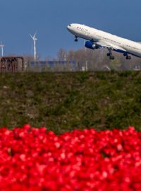 Airbus A330 společnosti Delta při vzletu z nizozemského letiště Schiphol
