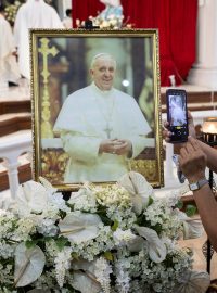 Za papeže Františka truchlí křesťané po celém světě, například na Filipínách