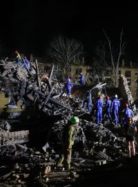 Záchranáři pracují v Kyjevě na místě obytného domu zasaženého ruskou balistickou raketou