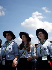 Zejména mladí lidé se účastnili mše na Svatopetrském náměstí vedené kardinálem Pietrem Parolinem