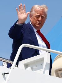 Americký prezident Donald Trump nastupuje do letadla Air Force One v Marylandu, USA, 29. dubna 2025