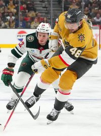 Centr Tomáš Hertl (48) za Vegas Golden Knights a centr Minnesoty Wild Marco Rossi (23)