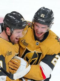 Brett Howden a Tanner Pearson slaví proti Edmontonu