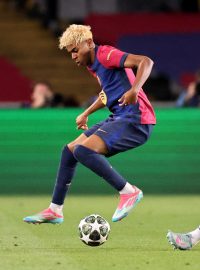 Lamine Yamal z Barcelony uniká s míčem Marcusi Thuramovi z Interu