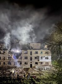 Pohled na místo, kde se nachází obytný dům zasažený ruským dronem během ruského útoku na Ukrajinu, v Záporoží na Ukrajině 1. května 2025