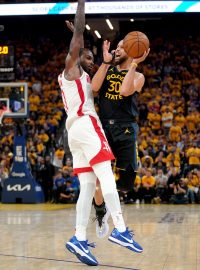 Stephen Curry z Golden State střílí přes blokujícího Tariho Easona z Houstonu