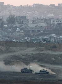 Izraelské tanky operují v Gaze u hranice mezi Izraelem a Gazou, 3. května 2025.
