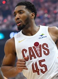 Cleveland, Ohio, USA; rozehrávač Cleveland Cavaliers Donovan Mitchell (45) běží po hřišti vedle útočníka Indiany Pacers Pascala Siakama (43) v první čtvrtině druhého zápasu druhého kola play-off NBA 2025 v Rocket Areně.