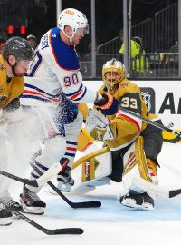 Pravé křídlo Edmontonu Oilers Corey Perry (90) vstřelil gól brankáři Vegas Golden Knights Adinu Hillovi (33)
