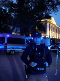 Policie prohledává Varšavskou univerzitu po útoku sekerou