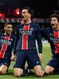 Fotbalisté Paris Saint-Germain se radují ze vstřeleného gólu do sítě Arsenalu