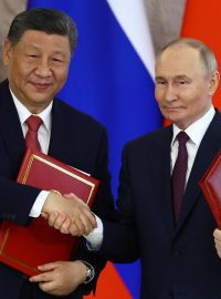 Ruský prezident Vladimir Putin si potřásá rukou se svým čínským protějškem Si Ťin-pchingem v Moskvě