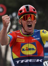 Mads Pedersen se raduje z vítězství v první etapě Gira