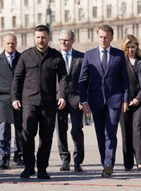 Donald Tusk, Volodymyr Zelenskyj, Kier Starmer, Emmanuel Macrom, Olena Zelenská a Friedrich Merz v Kyjevě